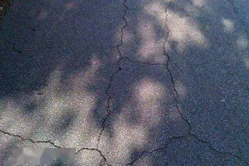 沥青路面破裂应该怎么解决？  第2张